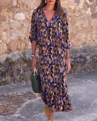 Klänning med retrotryck och v-ringning