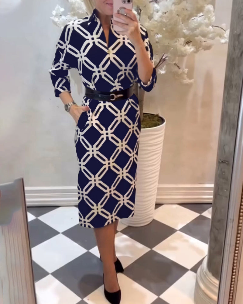 Elegant klänning med geometriskt tryck på sidan