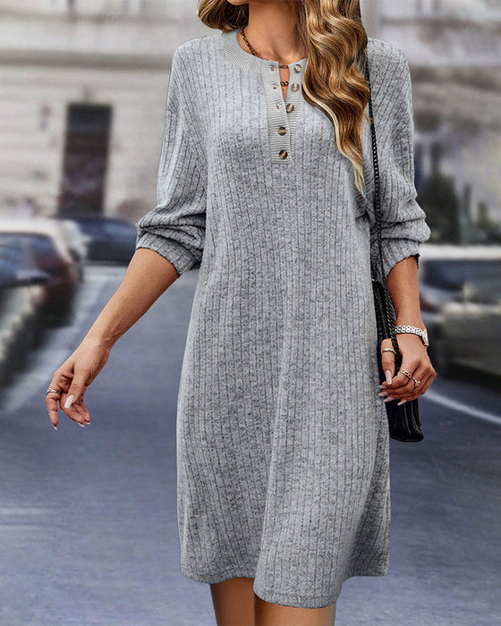 Enfärgad klänning med rund hals