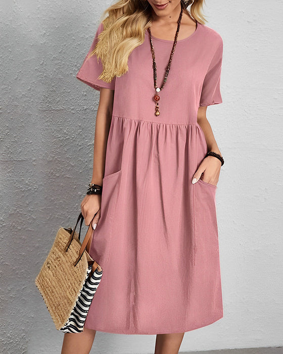 Kort ärm Veckad klänning med rund hals