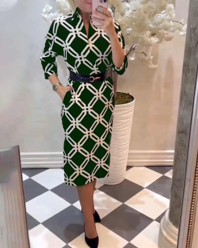 Elegant klänning med geometriskt tryck på sidan