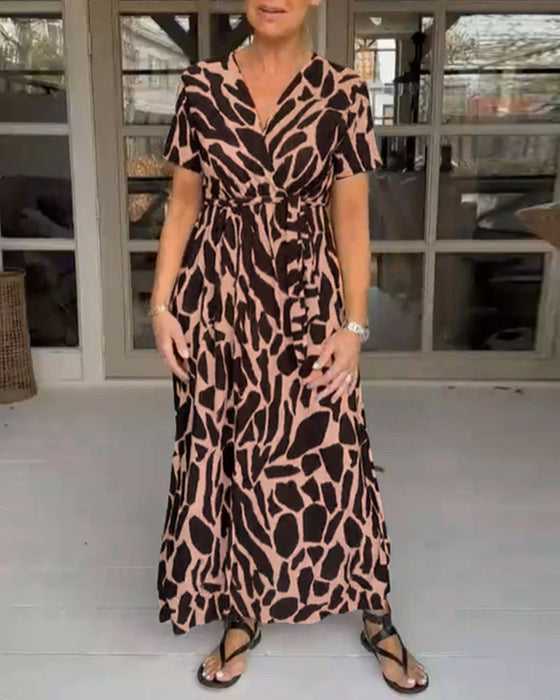 Kortärmad klänning med v-ringning