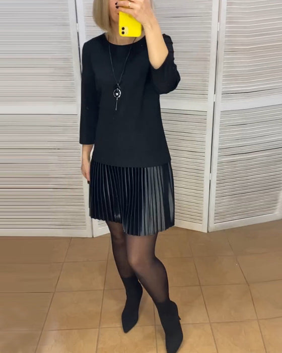 Klänning med veckade paneler och enfärgade