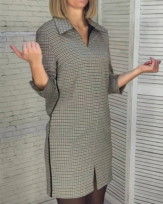 Klänning med V-ringning, långa ärmar och slits