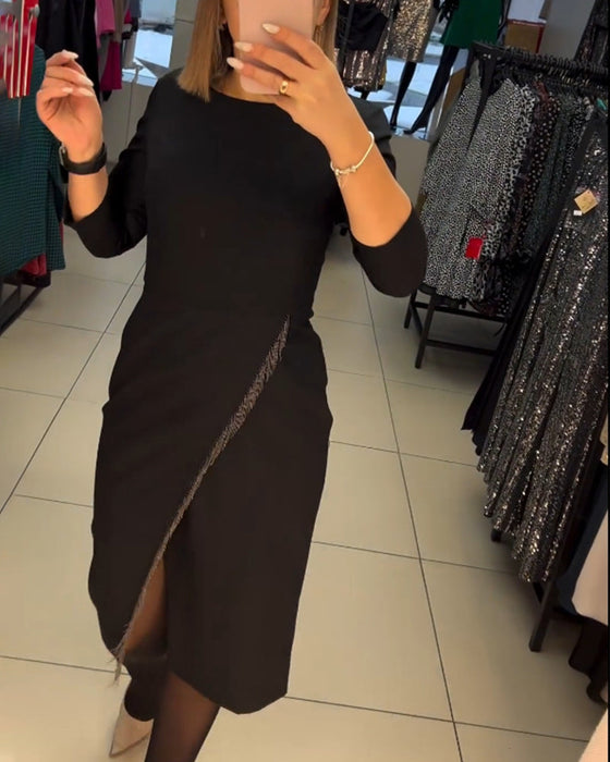 Klänning med rund hals och sned delning