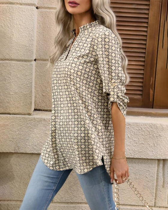Geometriskt tryckt v-ringad blus