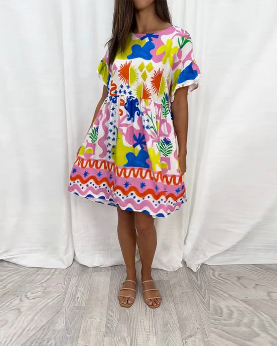 Kortärmad klänning med tryck och rund hals