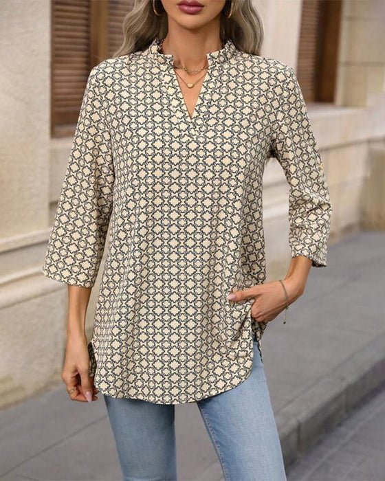 Geometriskt tryckt v-ringad blus
