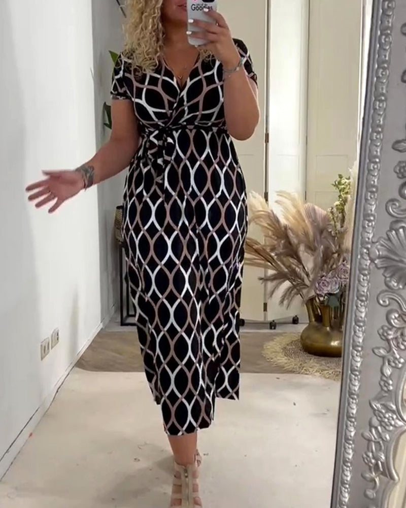 Kortärmad klänning med diamanttryck