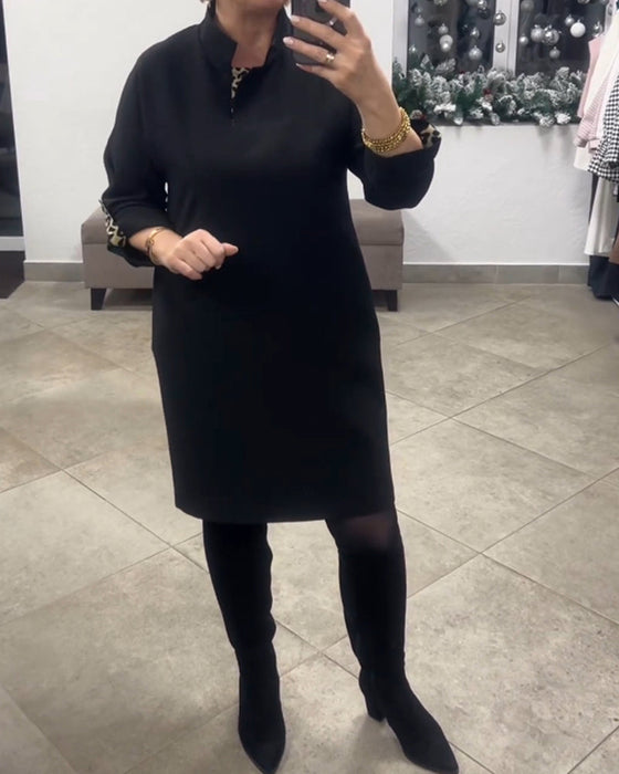 Enfärgad klänning med stående krage