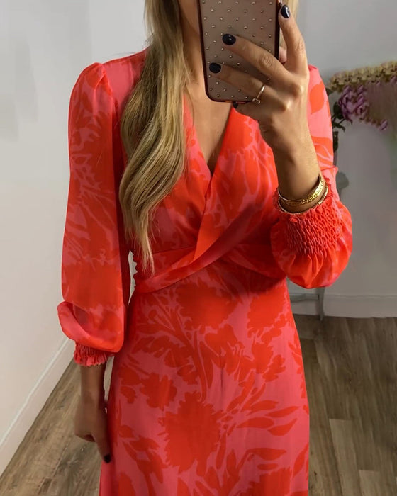 Klänning med V-ringning och nyp i midjan