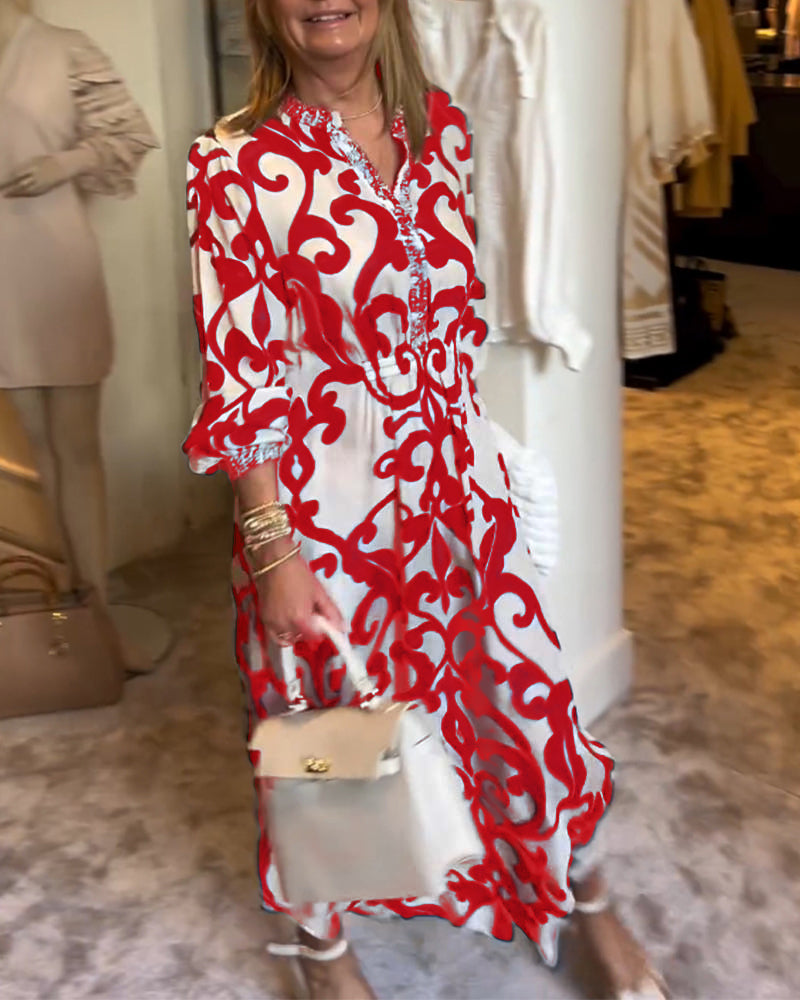 Lös klänning med tryck och V-ringning