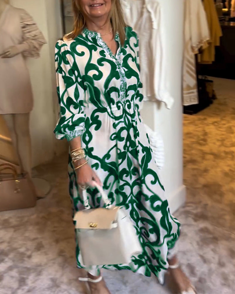 Lös klänning med tryck och V-ringning