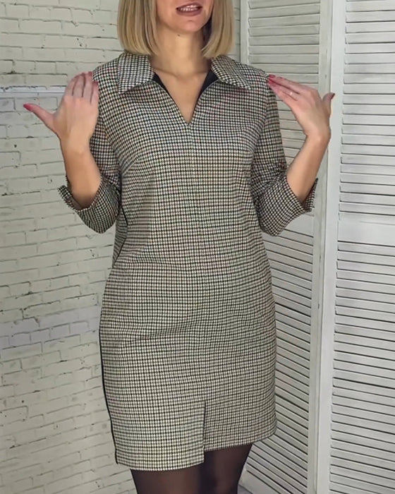 Klänning med V-ringning, långa ärmar och slits