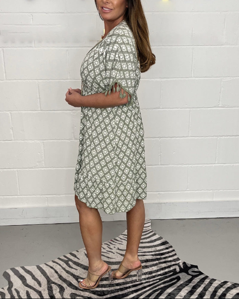 Halvärmsklänning med v-ringning