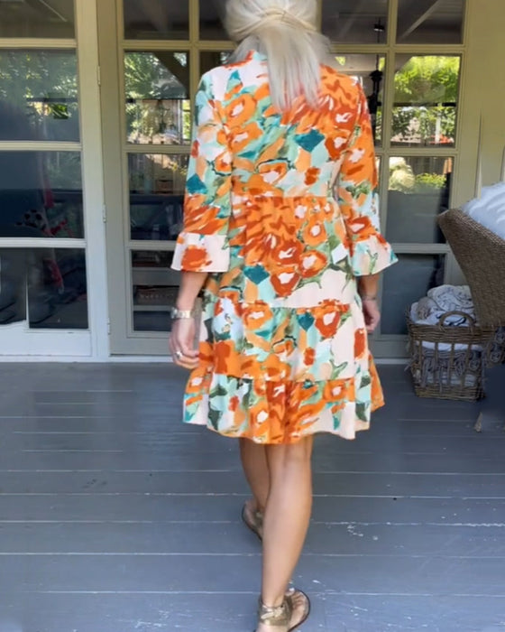 Klänning med V-ringning och blomtryck