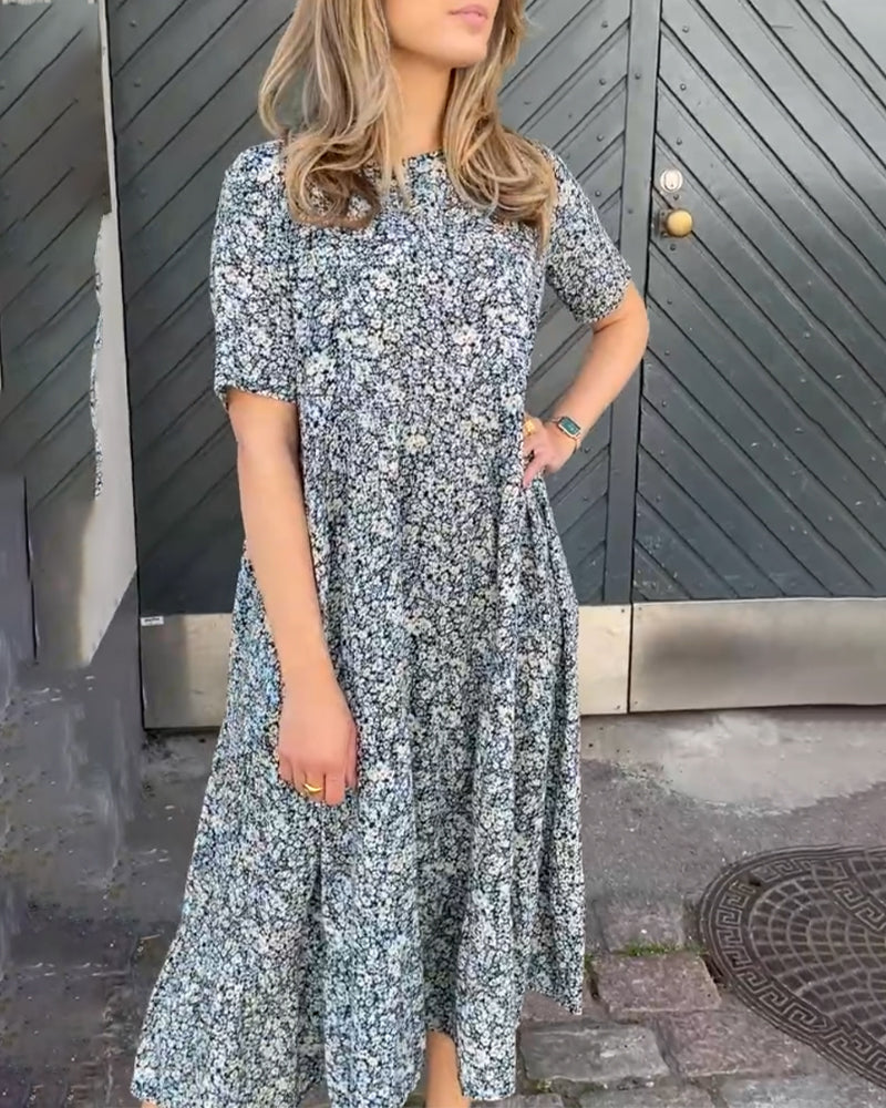 Kortärmad klänning med blommigt tryck
