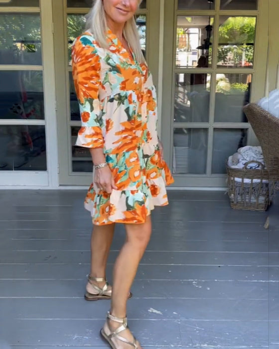 Klänning med V-ringning och blomtryck