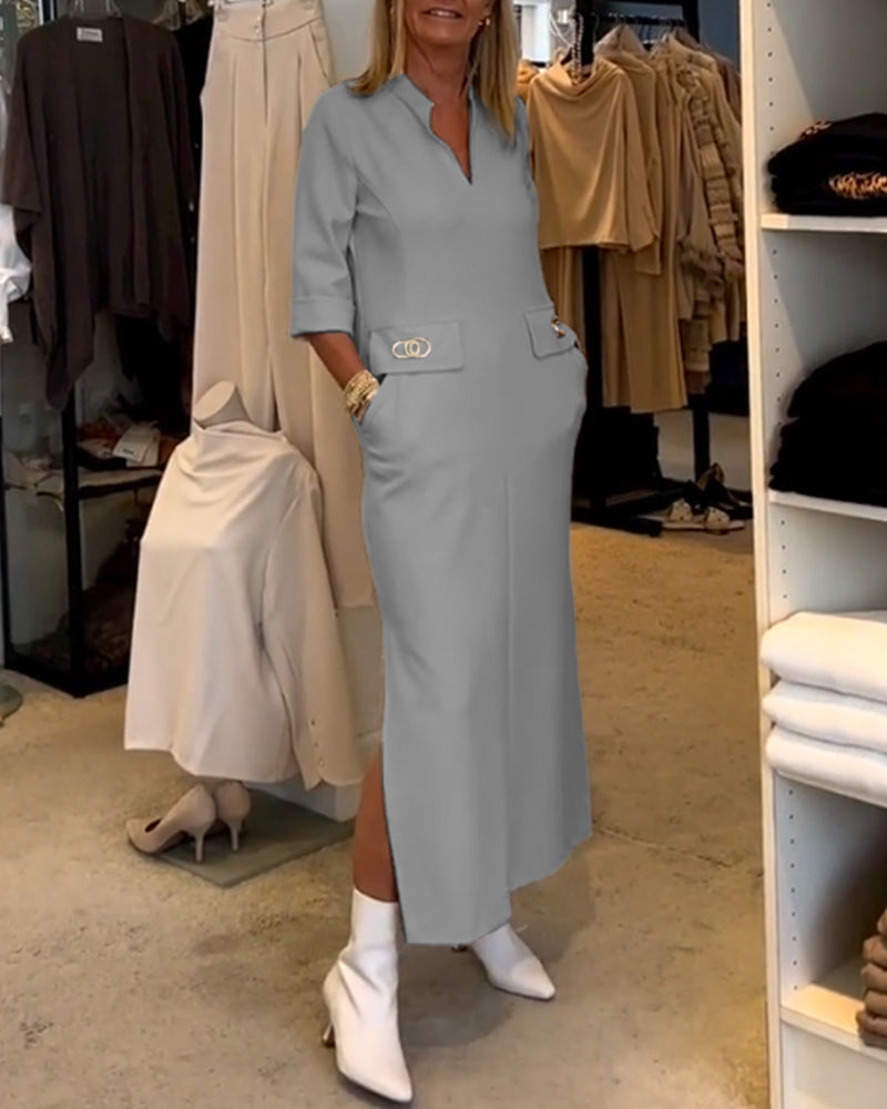 Enfärgad klänning med 3/4-ärm slits