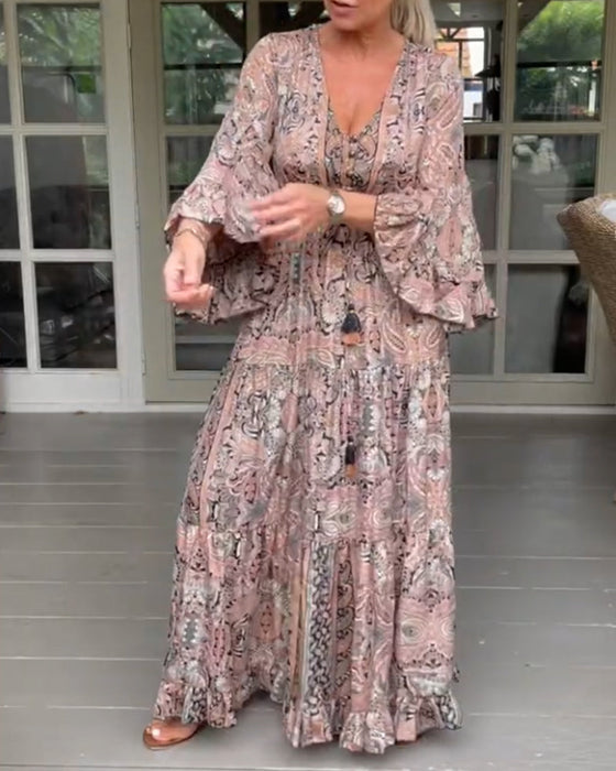 Klänning med volangärm och V-ringning