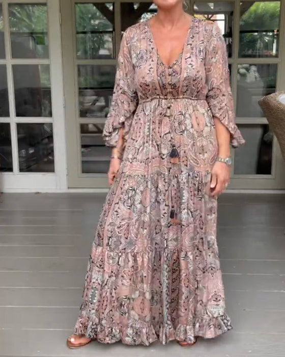 Klänning med volangärm och V-ringning