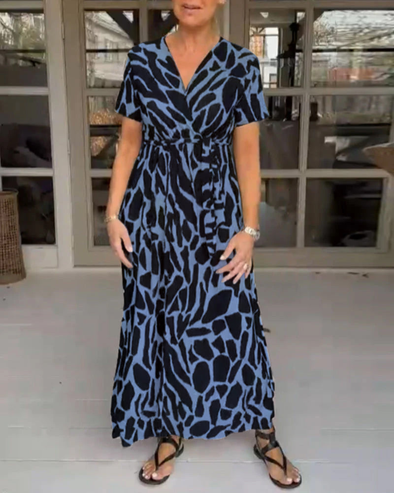 Kortärmad klänning med v-ringning