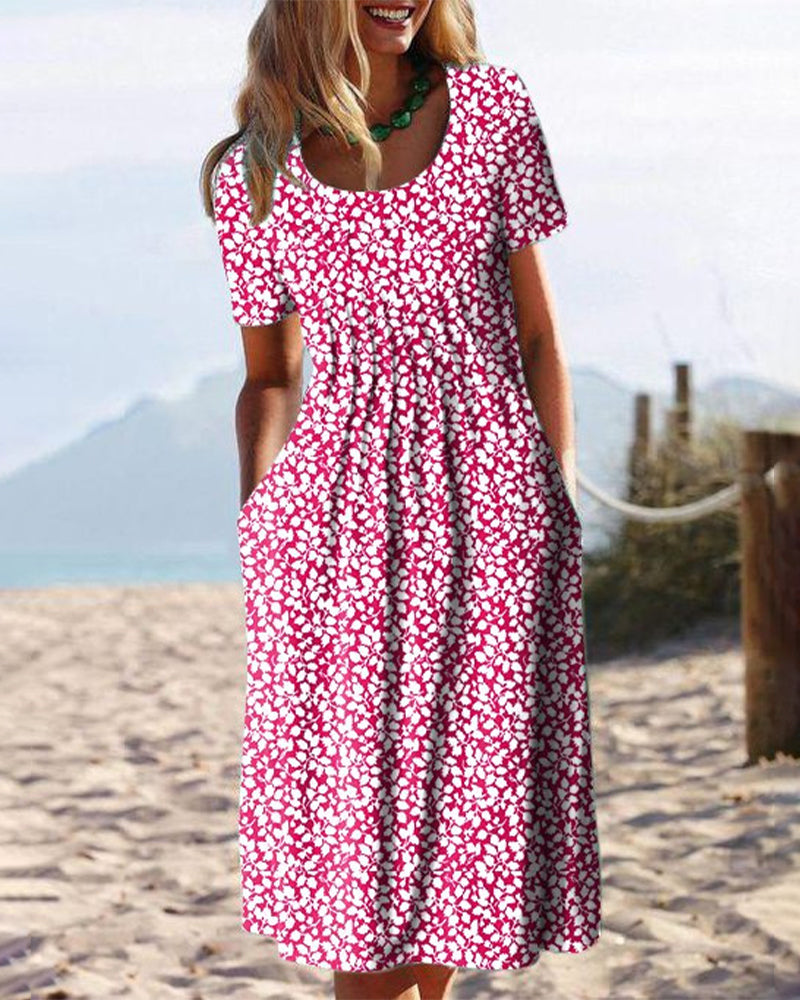 Kortärmad klänning med lövtryck