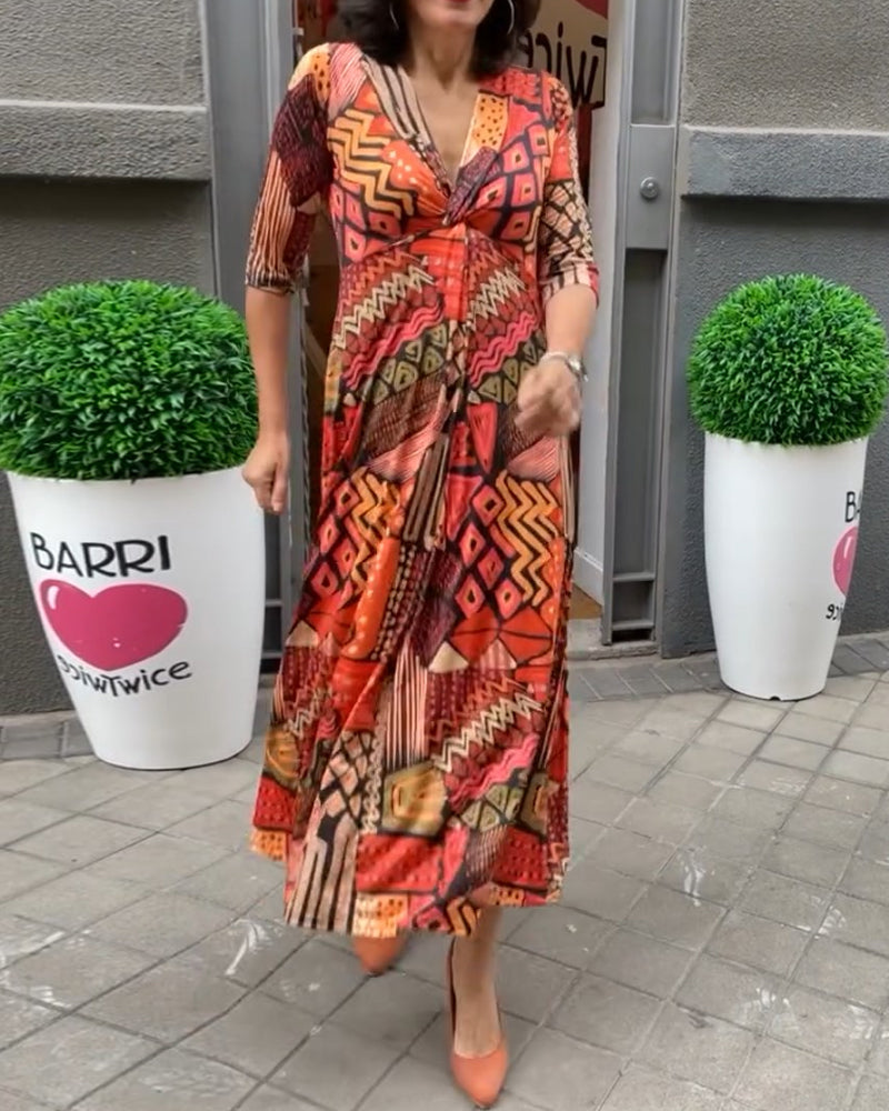 Halvärmad klänning med V-ringning och tryck