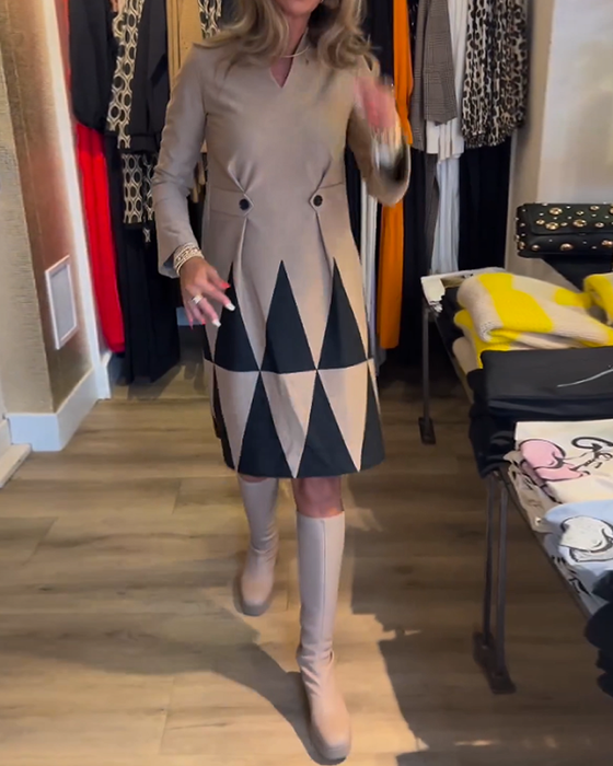 Elegant klänning med geometriskt tryck