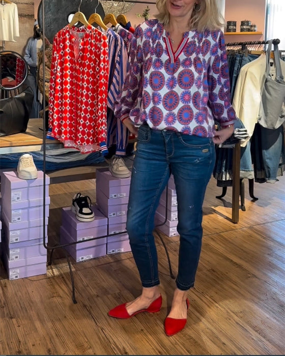 Elegant v-ringad blus med geometriskt tryck