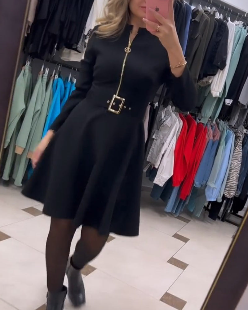 Enkel enfärgad klänning med dragkedja