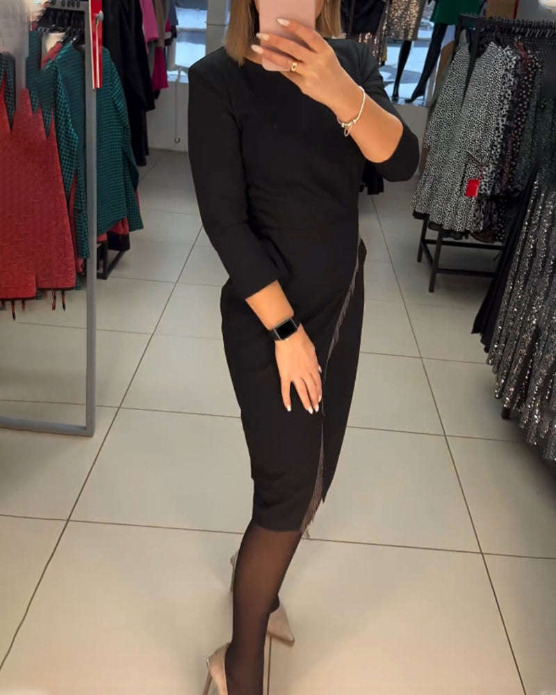 Klänning med rund hals och sned delning