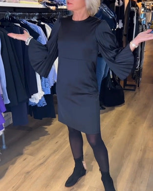 Klänning med klockärmar och rund hals