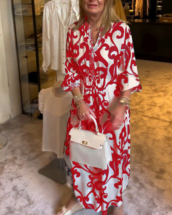 Lös klänning med tryck och V-ringning