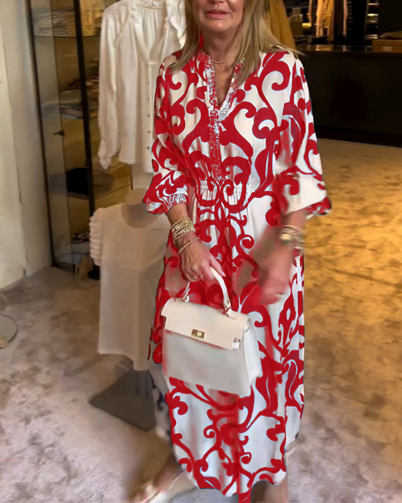 Lös klänning med tryck och V-ringning