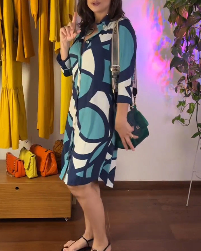 Långarmad mönstrad klänning med knappar