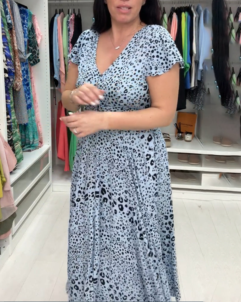 Kortärmad klänning med V-ringning