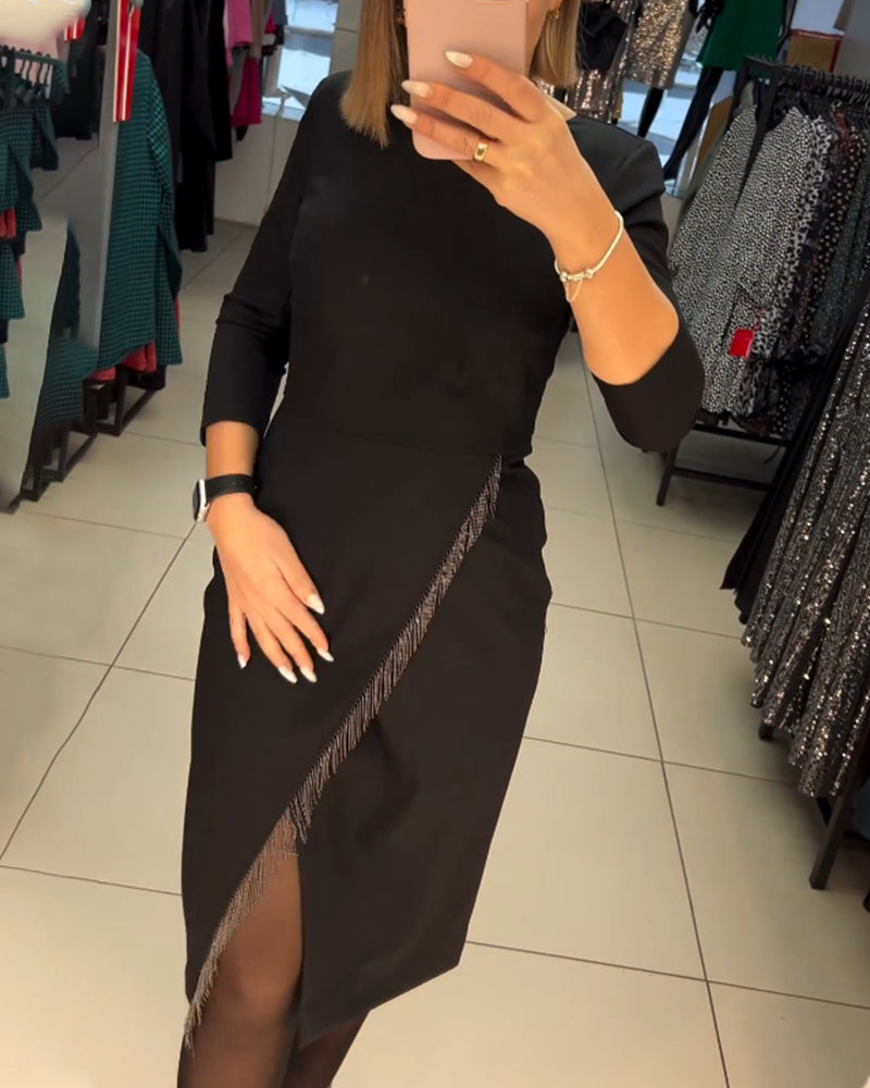 Klänning med rund hals och sned delning