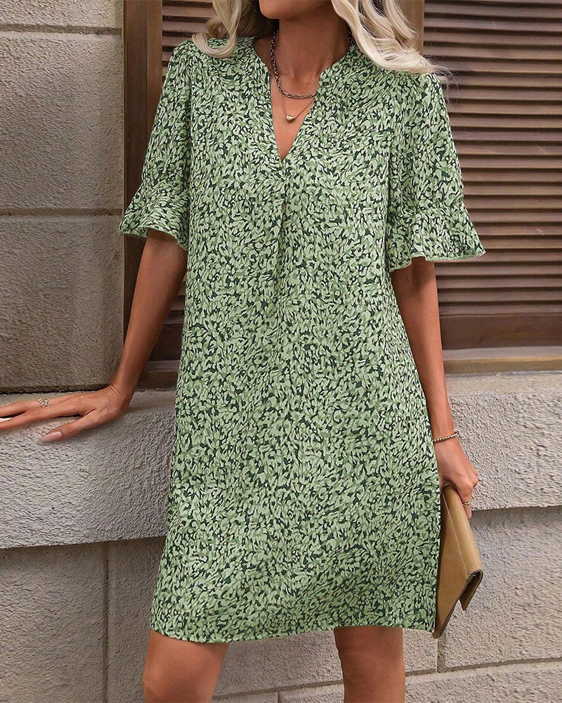 Elegant V-ringad klänning med tryck