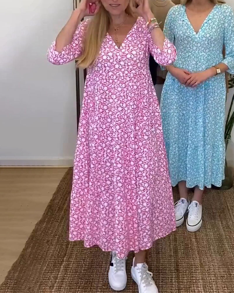 Avslappnad klänning med blommönster