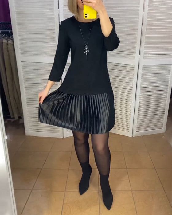 Klänning med veckade paneler och enfärgade