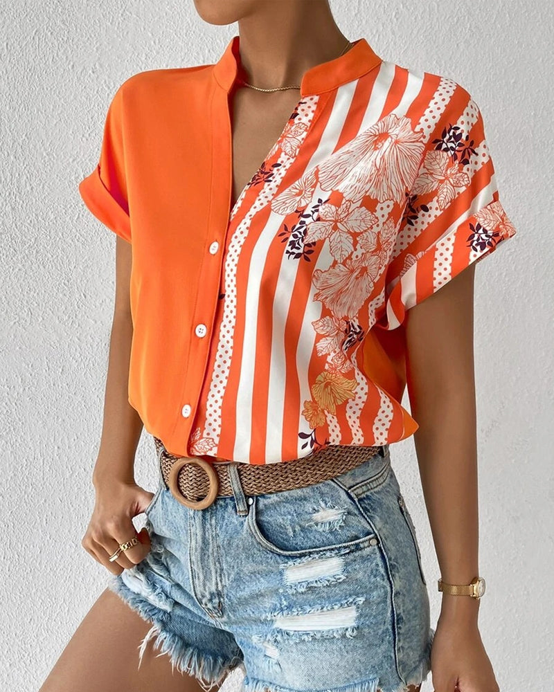 Blus i panel med blommönster med knapp och kort ärm