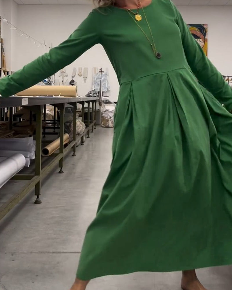 Enfärgad klänning med rund hals