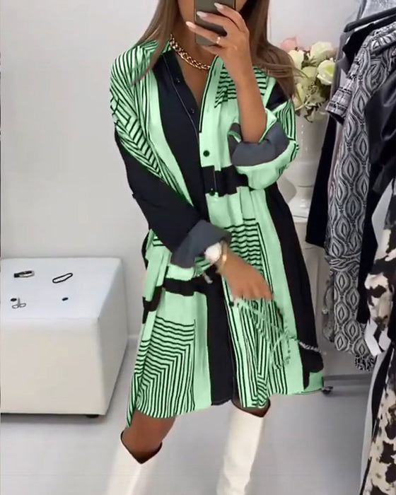 Klänning med knappar och tryck