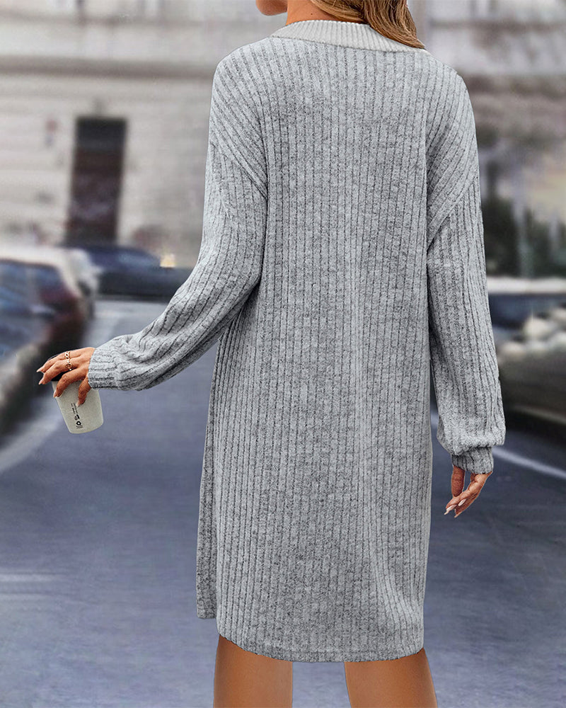 Enfärgad klänning med rund hals