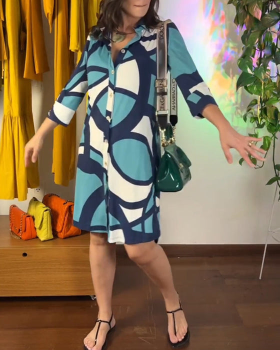 Långarmad mönstrad klänning med knappar