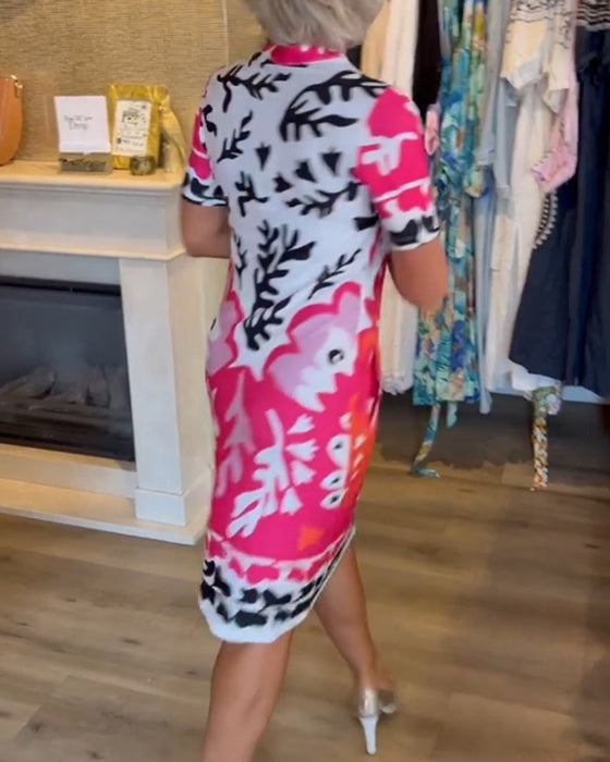 Kortärmad v-ringad klänning med tryck