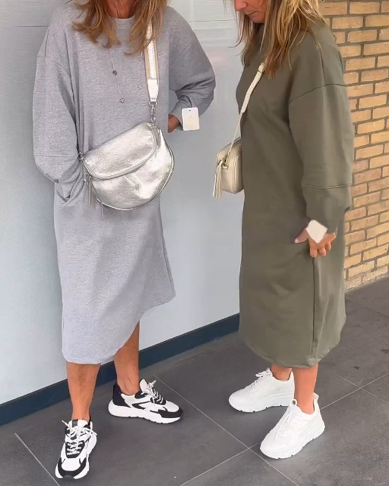 Enfärgad fickklänning med rund hals