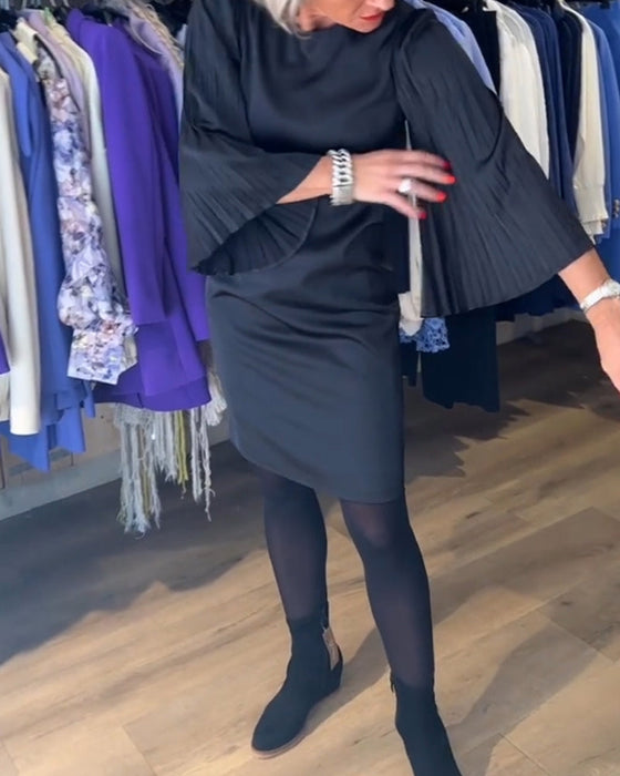 Klänning med klockärmar och rund hals