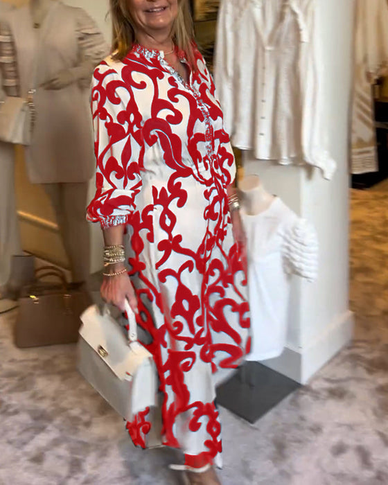 Lös klänning med tryck och V-ringning